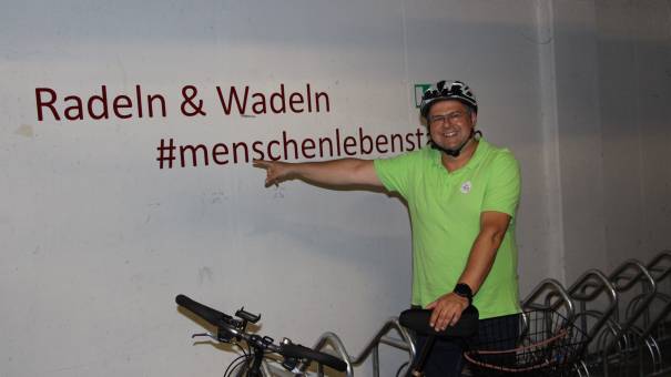 Mag. Werner Marschitz zeigt die neuen Fahrradständer